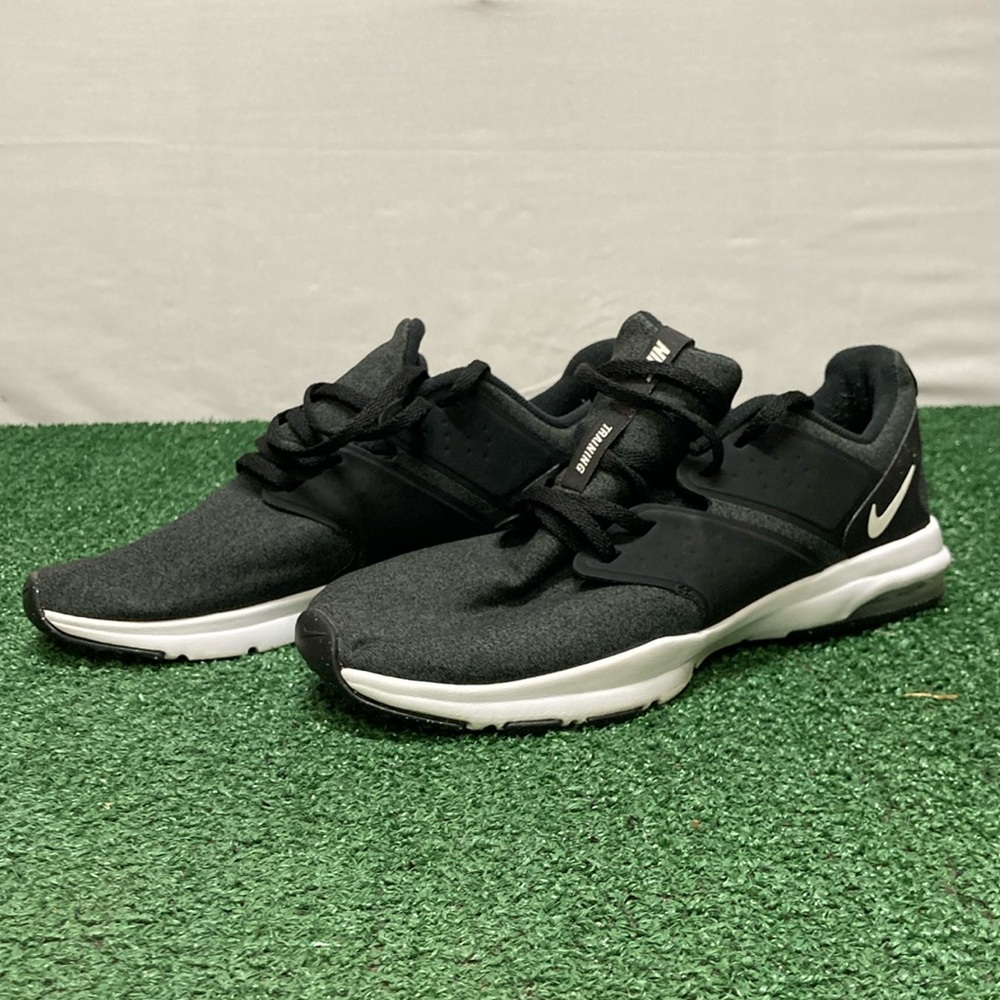 Nike Black and White Low-Top Sneakers with Mesh Upper women’s 8.5 (OKPM-07-186)